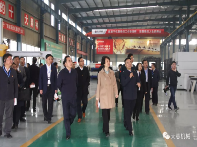 濟(jì)寧市委常委、組織部部長(zhǎng)孔凡萍帶領(lǐng)全市“兩新”組織黨建工作現(xiàn)場(chǎng)觀摩團(tuán)蒞臨天意機(jī)械調(diào)研指導(dǎo)
